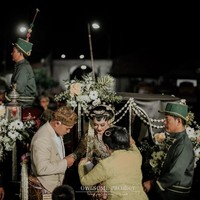 Kedua mempelai menaiki kereta kuda yang membawa mereka dari Pendopo Prawedanan menuju Pendopo Ageng Puro Mangkunegaran.  Foto: Dok. Owlsome Project