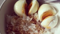 Ini super gampang. Telur rebus setengah matang ditaburi lada, dinikmati dengan nasi hangat dengan soy sauce. Foto : Instagram @bkoranett