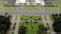 Selain pohon, sekeliling Monas juga tampak menghijau dengan adanya tanaman rumput.
