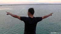 Panorama laut yang indah dan berwarna biru membuat para pengunjung antusias untuk terjun bebas dari jembatan dan berenang di laut yang memisahkan Pulau Tidung Besar dan Pulau Tidung Kecil itu. Kedalaman laut itu mencapai 8 meter lho.