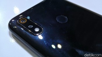 Sedangkan di bagian belakang ada kamera ganda 13MP+2MP. (Foto: detikINET/Muhamad Imron Rosyadi)