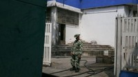 Anggota milisi Bolivia menjaga generator listrik di rumah sakit anak. (Foto: Dok. AFP)