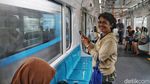 Senangnya Warga Jajal MRT Jakarta
