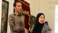Usai bersalaman dengan Jokowi, Siti kemudian menghampiri Menteri Luar Negeri Retno LP Marsudi. Siti juga mencium tangan Retno. Dia kemudian menghampiri Menteri Hukum dan HAM Yasonna H Laoly dan mencium tangan menteri tersebut.