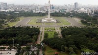 Jauh sebelum revitalisasi proyek plaza, kawasan Monas justru terlihat sangat rimbun dan asri.