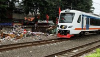 Sampah nampak menumpuk di pinggir rel KA Duri-Tanah Abang di kawasan Duri Pulo, Jakarta, seperti terlihat Selasa (12/3/2019).
