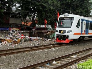 Duh Jorok, Sampah Menumpuk di Pinggir Rel Kereta Api