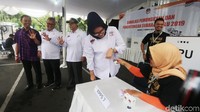 Setelah mencoblos, semua komisioner mencelupkan jarinya ke tinta berwarna ungu.
