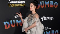 Eva tampil dengan gaun yang unik di acara tersebut. Emma McIntyre/Getty Images