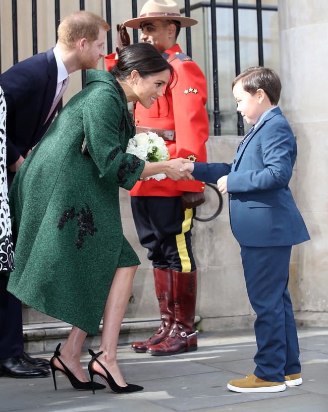 Sebelumnya di hari yang sama, Meghan muncul di Canada House untuk memulai perayaan Commonwealth Day 2019 bersama para pemuda-pemudi dari negara-negara persemakmuran Inggris. Pada kesempatan tersebut, ia memakai gaun pendek dan coat hijau dari label Erdem. (Foto: Getty Images)