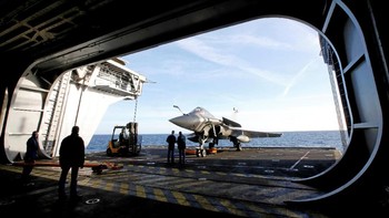 Pesawat Rafale yang juga buatan Prancis menjadi andalan kapal ini. Charles de Gaulle berlayar menuju Asia, tapi sebelumnya selama sebulan mereka akan terlibat dalam operasi Prancis melawan ISIS di Suriah. Foto: Reuters