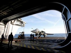 Potret Kapal Induk Nuklir Prancis Bertolak ke Asia, Mau Apa?