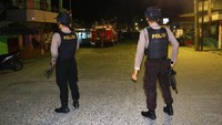 Personel kepolisian berjaga di lokasi terjadinya ledakan yang diduga bom saat penggerebekan terduga teroris di kawasan Jalan KH Ahmad Dahlan, Pancuran Bambu, Sibolga Sambas, Kota Siboga, Sumatera Utara, Selasa (12/3). LANTARA FOTO/Jason Gultom.