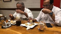 Pria asal Palembang ini terjun langsung saat mengatasi kereta anjlok di Bogor pada Minggu (10/3). Begini gayanya ketika menghirup cuka yang jadi pendamping pempek. Foto: Instagram budikaryas