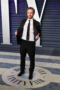 Kini Kamu Bisa Punya Kemeja Oscar James McAvoy yang Penuh Tanda Tangan Artis