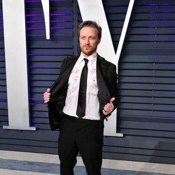 Duh! James McAvoy Ditonjok Pria Mabuk