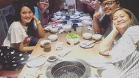 Merayakan cheating Augie bersama dengan para sahabat terlihat menikmati makanan enak. Seru banget ya! Foto: Instagram@augiefantinus