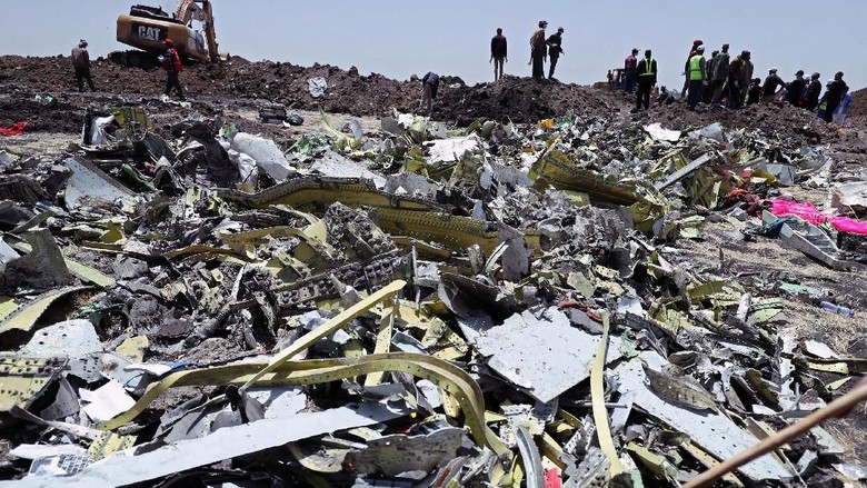 Duka Keluarga Korban Ethiopian Airlines Otoritas Ethiopia menyatakan tidak ada yang selamat dalam insiden jatuhnya pesawat Ethiopian Airlines Boeing 737 MAX 8. Keluarga korban pun tak kuasa menahan kesedihan.
