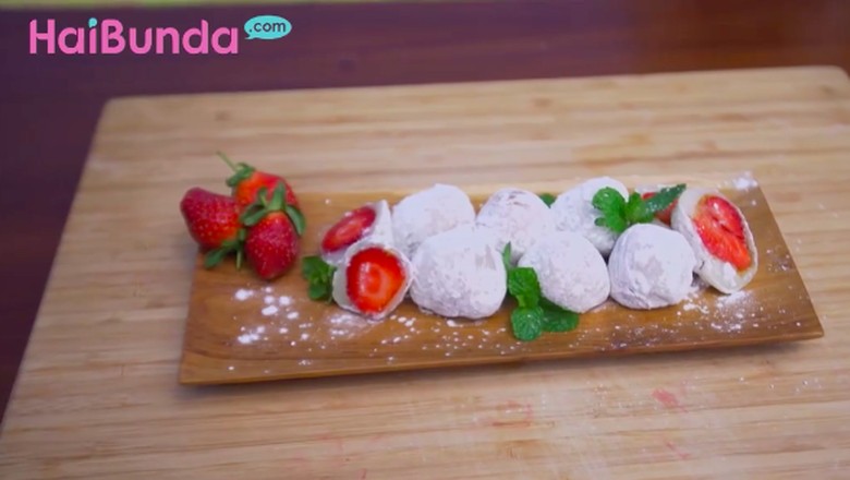 Resep Mochi Strawberry/ Foto: Semua Bisa Masak Trans TV Resep Mochi Strawberry/ Foto: Semua Bisa Masak Trans TV
