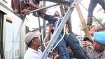 Aksi Wabup Purwakarta Panjat Tower Gagalkan Ayah-Anak Bunuh Diri