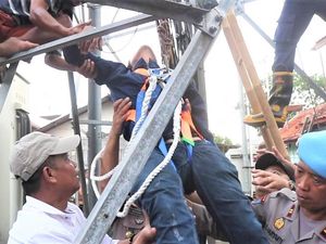 Aksi Wakil Bupati Naik Tower Gagalkan Ayah-Anak Bunuh Diri