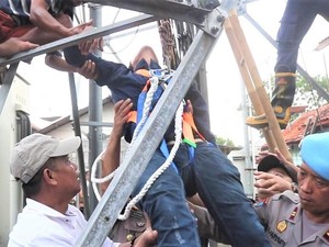 Aksi Wakil Bupati Naik Tower Gagalkan Ayah-Anak Bunuh Diri
