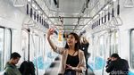 Warga Asyik Selfie di Hari Pertama Uji Coba MRT Jakarta