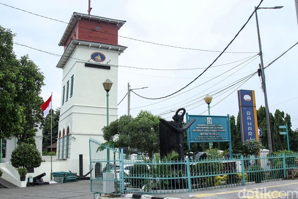 Menara Syahbandar termasuk bangunan bersejarah yang masih berada di dalam kawasan Museum Bahari. Menara kuno yang masih berdiri kokoh hingga sekarang ini memiliki tinggi 12 meter. Uniknya, menara ini tidak berdiri tegak lurus alias miring. Menara ini memiliki kemiringan sekitar 4 derajat hingga kerap kali disebut sebagai menara miring. Foto: Rifkianto Nugroho Menara Syahbandar termasuk bangunan bersejarah yang masih berada di dalam kawasan Museum Bahari. Menara kuno yang masih berdiri kokoh hingga sekarang ini memiliki tinggi 12 meter. Uniknya, menara ini tidak berdiri tegak lurus alias miring. Menara ini memiliki kemiringan sekitar 4 derajat hingga kerap kali disebut sebagai menara miring. Foto: Rifkianto Nugroho