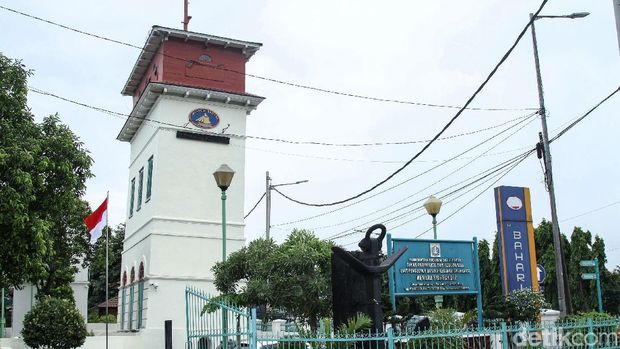 Menara Syahbandar di Jalan Pasar Ikan I, Penjaringan, Jakarta Utara, terlihat miring. Menara ini menyimpan banyak cerita sejarah batavia tempo dulu.