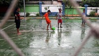 Lapangan untuk berolahraga dan bermain bola pun tersedia tak pernah sepi pengunjung.