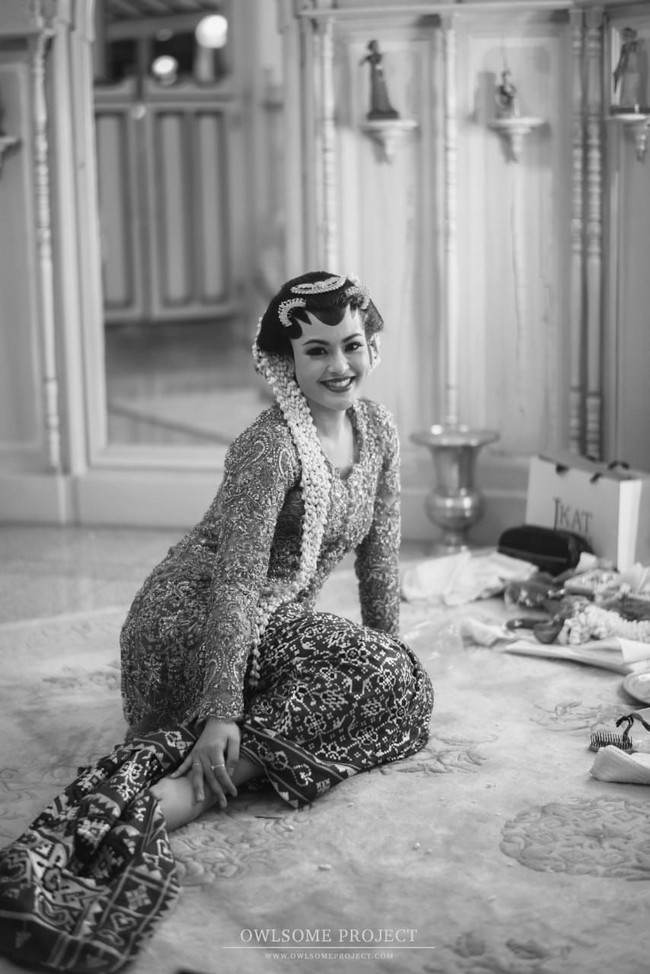 Didiet memilih model kebaya kutubaru dengan panel di tengah menghubungkan sisi potongan badan kanan dan kiri untuk Tunku Atiah. Panjang kebaya dibuat panjang di bawah lutut dengan bahan brokat Prancis yang membuat penampilan pengantin semakin elegan. Foto: Dok. Owlsome Project