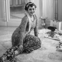 Didiet memilih model kebaya kutubaru dengan panel di tengah menghubungkan sisi potongan badan kanan dan kiri untuk Tunku Atiah. Panjang kebaya dibuat panjang di bawah lutut dengan bahan brokat Prancis yang membuat penampilan pengantin semakin elegan. Foto: Dok. Owlsome Project