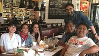 Begini kalau Augie sedang kumpul bareng. Di mejanya ada teh hingga cokelat hangat yang nikmat. Foto: Instagram@augiefantinus