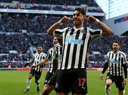Ayoze Perez menjadi bintang kemenangan Newcastle United kala menggebuk Everton 3-2. Dua golnya dalam waktu singkat di menit-menit terakhir memukul mental the Toffees. Foto: Getty Images