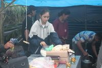 Di Ketinggian Gunung Semeru hingga Rinjani Tetap Bisa Jajan Cuanki dan Gorengan