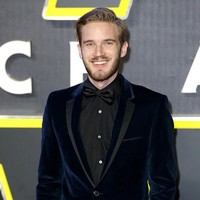 Felix Kjellberg atau dikenal dengan PewDiePie merupakan YouTuber dengan subscriber terbanyak mencapai 95 jutaan. Namun pada 2018 ia dihujat netizen karena menyebut YouTuber lainnya, Lilly Singh, seorang idiot dan cengeng. Tahun sebelumnya ia juga jadi kontroversi karena mem-posting video dua pria memegang papan tanda bertulisan Death to all Jews. Foto: Chris Jackson/Getty Images