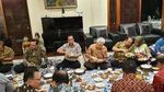 8 Momen Kulineran Tradisional ala Menhub, Budi Karya Sumadi