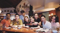 Tak hanya kulineran sendiri, Nora juga sering hangout bersama teman-temannya. Kali ini mereka tengah menyantap apa ya? Foto: Instagram @ncdpapl