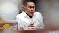 Menteri Pertahanan Ryamizard Ryacudu saat hadiri rapat kerja bersama Komisi I DPR di Kompleks Parlemen Senayan, Jakarta, Selasa (12/3/2019).