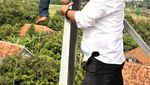 Aksi Wabup Purwakarta Panjat Tower Gagalkan Ayah-Anak Bunuh Diri