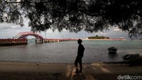 Jembatan yang menjadi penghubung Pulau Tidung Besar dan Pulau Tidung Kecil itu disebut sebagai Jembatan Cinta.