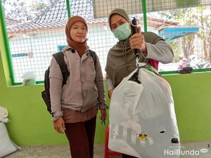 Bunda Kreatif, Kumpulkan Sampah Plastik Berbuah Rupiah