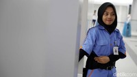 Keramahan juga diperlihatkan oleh petugas kebersihan yang berjaga di peron.