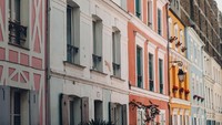 Saking gerahnya, penduduk bahkan mengunggah aksi nyeleneh wisatawan yang datang ke akun Instagram @clubcremieux. Waduh! (iStock)