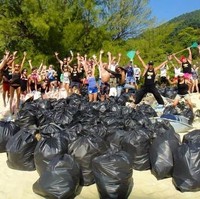 Ada yang menyebutnya Trash Tag, ada pula Trash Challenge. Tantangan ini dilakukan dengan cara memungut dan mengumpulkan sampah berserakan sebanyak mungkin, kemudian menempatkannya jadi satu di dalam kantong sehingga siap dibuang ke TPA terdekat. Foto: Instagram