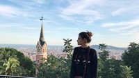 Alisar berfoto di Park Güell, taman di Barcelona, Spanyol. (alisarailabouni/Instagram)