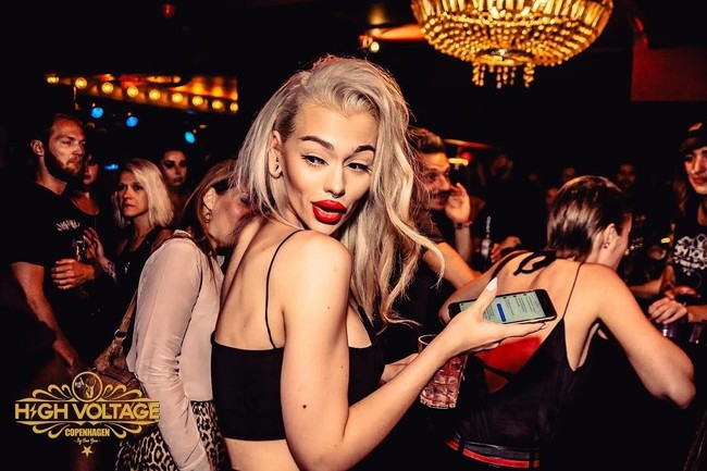 Transformasi penampilannya tersebut memakan biaya yang cukup besar. Wanita 24 tahun itu menghabiskan uang sampai US$ 23 ribu atau sekitar Rp 328 juta untuk operasi plastik.  Foto: Instagram (@elena_rosso)