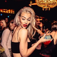 Transformasi penampilannya tersebut memakan biaya yang cukup besar. Wanita 24 tahun itu menghabiskan uang sampai US$ 23 ribu atau sekitar Rp 328 juta untuk operasi plastik.  Foto: Instagram (@elena_rosso)