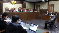 Setelah itu, sidang dimulai dan Idrus diminta duduk di kursi pesakitan. Seperti biasa, majelis hakim menanyakan kondisi kesehatan Idrus, kemudian sidang berlanjut pada pemeriksaan terdakwa.