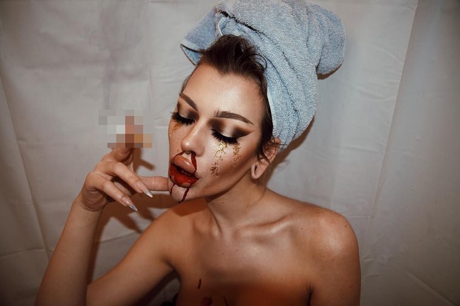 Dari foto-foto yang ditunjukkan di Instagram, Elena terlihat suka dengan penampilan yang dark dan gothic yang membuatnya jadi terlihat seram. Dengan makeup mata tebal dan seolah-olah wajah berdarah-darah kerap ditunjukkan di media sosialnya.  Foto: Instagram (@elena_rosso)